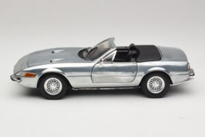 Ferrari 365 GTS Chrome Silver Hot Wheels 1:18 25738 Metall — bild 4 av 8