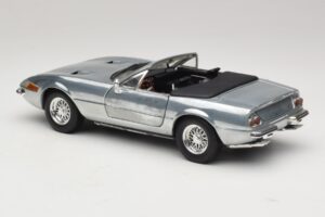 Ferrari 365 GTS Chrome Silver Hot Wheels 1:18 25738 Metall — bild 7 av 8