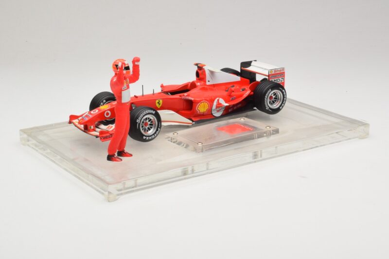 Ferrari F2004 #1 M. Schumacher F1 World Champion 2004 Med Racingdräkt Hot Wheels 1:18 B66221 Metall
