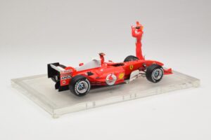 Ferrari F2004 #1 M. Schumacher F1 World Champion 2004 Med Racingdräkt Hot Wheels 1:18 B66221 Metall — bild 2 av 6