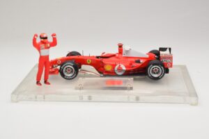 Ferrari F2004 #1 M. Schumacher F1 World Champion 2004 Med Racingdräkt Hot Wheels 1:18 B66221 Metall — bild 3 av 6