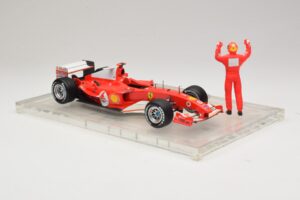 Ferrari F2004 #1 M. Schumacher F1 World Champion 2004 Med Racingdräkt Hot Wheels 1:18 B66221 Metall — bild 4 av 6