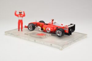 Ferrari F2004 #1 M. Schumacher F1 World Champion 2004 Med Racingdräkt Hot Wheels 1:18 B66221 Metall — bild 5 av 6