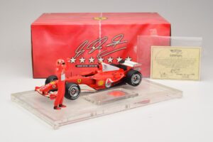 Ferrari F2004 #1 M. Schumacher F1 World Champion 2004 Med Racingdräkt Hot Wheels 1:18 B66221 Metall — bild 6 av 6