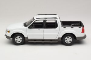 Ford Explorer Sport Trac Vit Maisto 1:18 36891 Metall — bild 4 av 8