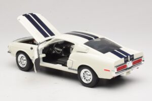 Ford Shelby GT500KR Vit Road Legends 1:18 92168 Metall — bild 5 av 8