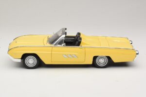 Ford Thunderbird Cabriolet Gul Anson 1:18 30334-P1 Metall — bild 4 av 8