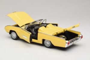 Ford Thunderbird Cabriolet Gul Anson 1:18 30334-P1 Metall — bild 5 av 8