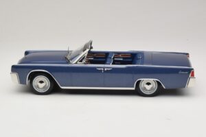 Lincoln Continental Convertible Blå Metallic The Lincoln Lawyer KK-Scale 1:18 KKDC181522 Metall — bild 4 av 7