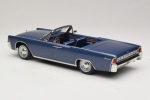 Lincoln Continental Convertible Blå Metallic The Lincoln Lawyer KK-Scale 1:18 KKDC181522 Metall — bild 6 av 7