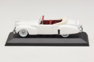 Lincoln Continental Cabriolet Vit Minichamps 1:43 Lincoln Continental Cabriolet Vit Minichamps 1:43 400082501 Metall