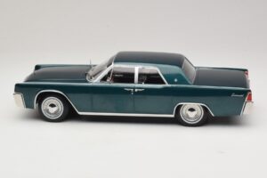 Lincoln Continental Mörkgrön Metallic Matrix Reloaded & Revolutions KK-Scale 1:18 KKDC181481 Metall — bild 3 av 6