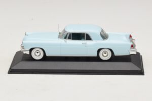 Lincoln Continental Mark II Ljusblå Minichamps 1:43 Lincoln Continental Mark II Ljusblå Minichamps 1:43 400082304 Metall