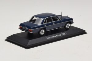 Mercedes 200D W115 Blå Maxichamps 1:43 940034000 Metall — bild 2 av 5