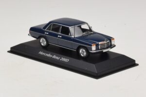 Mercedes 200D W115 Blå Maxichamps 1:43 940034000 Metall — bild 3 av 5