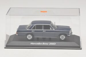 Mercedes 200D W115 Blå Maxichamps 1:43 940034000 Metall — bild 4 av 5