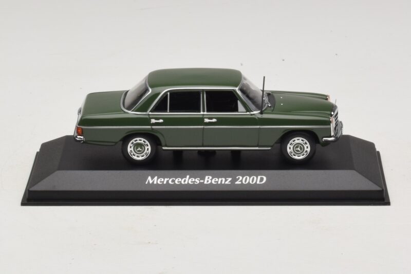 Mercedes 200D W115 Mörkgrön Maxichamps 1:43 940034001 Metall