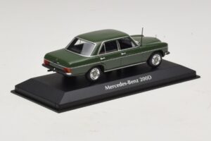Mercedes 200D W115 Mörkgrön Maxichamps 1:43 940034001 Metall — bild 2 av 5