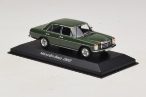 Mercedes 200D W115 Mörkgrön Maxichamps 1:43 940034001 Metall — bild 3 av 5