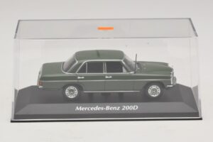 Mercedes 200D W115 Mörkgrön Maxichamps 1:43 940034001 Metall — bild 4 av 5
