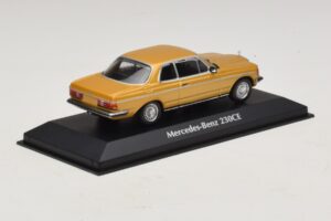 Mercedes 230 CE C123 Guldmetallic Maxichamps 1:43 940032220 Metall — bild 2 av 5
