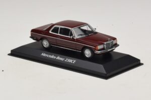 Mercedes 230 CE C123 Röd Maxichamps 1:43 940032221 Metall — bild 3 av 5