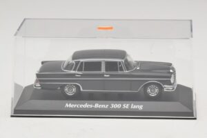 Mercedes 300 SE W112 Lang Mörkgrå Maxichamps 1:43 940035201 Metall — bild 4 av 5