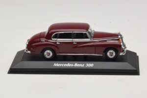 Mercedes 300 W186 Mörkröd Maxichamps 1:43 940039060 Metall