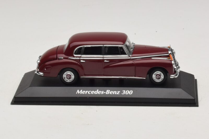Mercedes 300 W186 Mörkröd Maxichamps 1:43 940039060 Metall