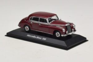 Mercedes 300 W186 Mörkröd Maxichamps 1:43 940039060 Metall — bild 3 av 5