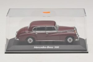 Mercedes 300 W186 Mörkröd Maxichamps 1:43 940039060 Metall — bild 4 av 5