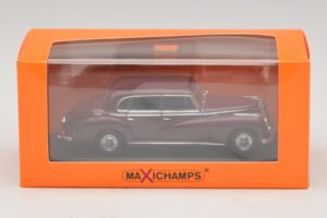 Mercedes 300 W186 Mörkröd Maxichamps 1:43 940039060 Metall — bild 5 av 5