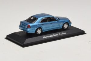 Mercedes C-Class W202 Blåmetallic Maxichamps 1:43 940037060 Metall — bild 2 av 5