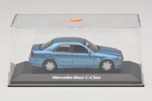 Mercedes C-Class W202 Blåmetallic Maxichamps 1:43 940037060 Metall — bild 4 av 5