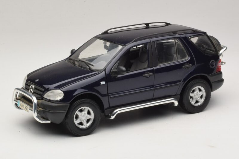 Mercedes ML320 W163 Blå Maisto 1:18 31847 Metall