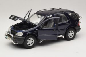 Mercedes ML320 W163 Blå Maisto 1:18 31847 Metall — bild 2 av 8