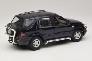 Mercedes ML320 W163 Blå Maisto 1:18 31847 Metall — bild 3 av 8
