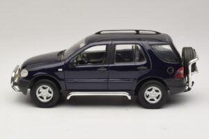 Mercedes ML320 W163 Blå Maisto 1:18 31847 Metall — bild 4 av 8