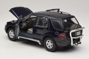 Mercedes ML320 W163 Blå Maisto 1:18 31847 Metall — bild 5 av 8
