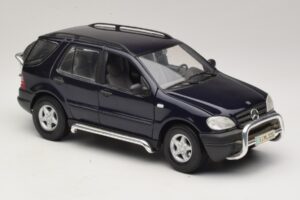 Mercedes ML320 W163 Blå Maisto 1:18 31847 Metall — bild 6 av 8