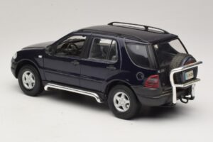 Mercedes ML320 W163 Blå Maisto 1:18 31847 Metall — bild 7 av 8