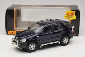 Mercedes ML320 W163 Blå Maisto 1:18 31847 Metall — bild 8 av 8