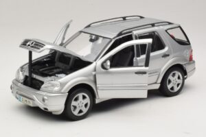 Mercedes ML55 AMG W163 Silver Maisto 1:18 31876-P1 Metall — bild 2 av 8