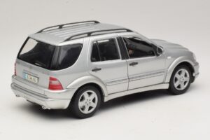 Mercedes ML55 AMG W163 Silver Maisto 1:18 31876-P1 Metall — bild 3 av 8