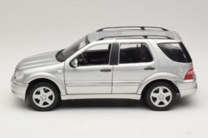 Mercedes ML55 AMG W163 Silver Maisto 1:18 31876-P1 Metall — bild 4 av 8