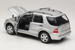 Mercedes ML55 AMG W163 Silver Maisto 1:18 31876-P1 Metall — bild 5 av 8