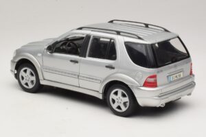 Mercedes ML55 AMG W163 Silver Maisto 1:18 31876-P1 Metall — bild 7 av 8