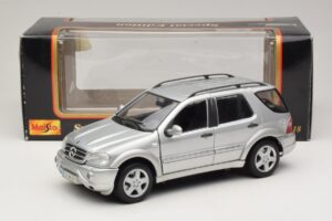 Mercedes ML55 AMG W163 Silver Maisto 1:18 31876-P1 Metall — bild 8 av 8
