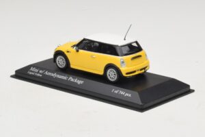Mini Cooper One R50 med Aero-paket Gul Minichamps 1:43 431138274 Metall — bild 3 av 4