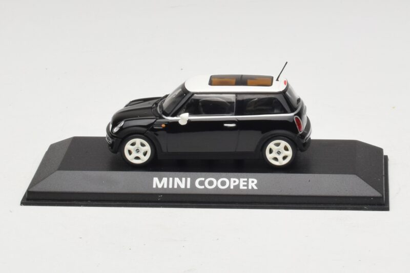 Mini Cooper S R53 Svart Med Panoramatak Minichamps 1:43 Mini Cooper S R53 Svart Med Panoramatak Minichamps 1:43 MINI022 Metall